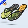 Un par de chanclas sostenibles con una impresión fotográfica de un bosque verde en la planta. Incluyen sellos de "Envío Express" y "Calidad Premium impresa en Alemania", destacando su enfoque ecológico.