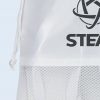 Eine Detailaufnahme eines weißen Paar Flip-Flops in einem weißen Netzbeutel mit einem breiten Satinband, auf dem ein schwarzes Logo und der Schriftzug "STEAM" aufgedruckt sind.