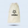 rimer plano del tejido "non-woven" de una bolsa blanca, mostrando la nitidez de la impresión del logo STEAM y el cordón de cierre sencillo.
