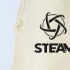 Eine Detailaufnahme eines cremefarbenen, zusammengezogenen Baumwoll-Schuhbeutels schwebend vor einem hellblauen Hintergrund. Auf dem Beutel ist das schwarze STEAM-Logo zu sehen.