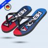 Par de chanclas con diseño deportivo en rojo, azul y blanco. En la base se lee "RENOVA" y "DRIVEN BY SERVICE". Incluye sellos de "Express" y "Print in Germany - Premium Quality".