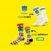 Dos pares de calcetines personalizables sobre fondo amarillo. Arriba, un par blanco con rayas azules y el logotipo del club, así como la inscripción «#12 Max» y el texto «Para clubes». Abajo, un par colorido en rojo, verde y blanco con motivos navideños, copos de nieve y renos, así como el texto «Para empresas» y un logotipo provisional.