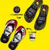 Dos pares de chanclas de colores sobre fondo amarillo. Arriba, un par negro con correas negras y el logotipo «Caffe Latte» de Emmi. Junto a él, la inscripción «Tu logotipo» con una flecha que va desde el logotipo hasta la chancla. Abajo, un par negro, blanco y rojo con tiras negras y el logotipo del equipo deportivo «FCH», junto a la inscripción «Tu club» con una flecha que va del logotipo a la chancla.