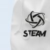 Acercamiento a una bolsa de tela blanca que muestra el detalle de la impresión del logotipo de STEAM y la textura del tejido, con el cordón de cierre visible en el lateral.