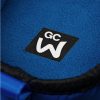 Primer plano del interior de la zapatilla forrado con tela suave de color azul brillante, destacando una etiqueta negra con el logotipo "GC W" en blanco.