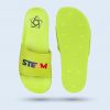 Eine Draufsicht von Neongrüne Badelatsche mit dem Wort "STEAM" als bunte 3D-Buchstaben auf dem Riemen. Auf der rechten Seite ist die Sohle von unten zu sehen.