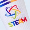 Macrofotografía del tejido blanco del calcetín que muestra el logotipo de STEAM y las franjas superiores en colores arcoíris. Se percibe claramente la trama del punto y la calidad de la impresión a color.