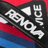 Primer plano de la tira negra de la chancla con la palabra "RENOVA" grabada en letras blancas de alta definición sobre el material sintético.