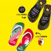 Zwei Paar bunte FlipFlops auf g elbem Hintergrund. Oben ein schwarz buntes Paar mit schwarzen Riemen und dem „Caffe Latte“ Logo von Emmi. Daneben die Beschriftung ‚Dein Logo‘ mit einem Pfeil vom Logo hin zum FlipFlip. Unten ein grün rotes Paar mit weißen Riemen und einem Logo Ausdruck der Sportmannschaft „FCA“, daneben die Beschriftung ‚Dein Verein‘ mit einem Pfeil vom Logo hin zum FlipFlop